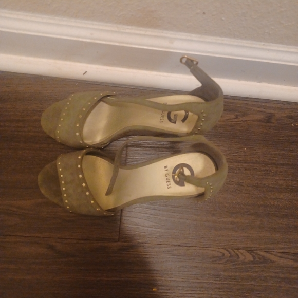 Guess - Picture 2 of 3